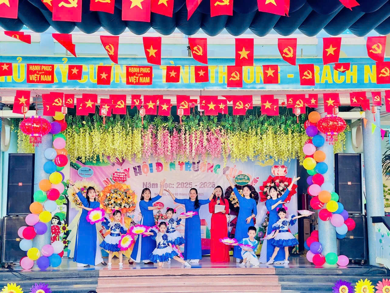 Các em học sinh biểu diễn văn nghệ tại lễ khai giảng 