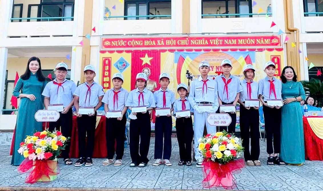 Agribank chi nhánh Lệ Thủy đồng hành với học sinh nghèo tại địa bàn huyện Lệ Thủy cũ.