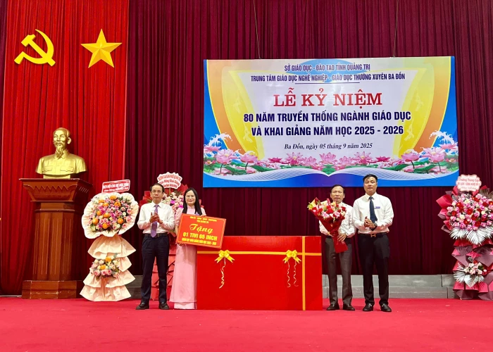 Bí thư Đảng ủy phường Ba Đồn Phan Mạnh Hùng dự khai giảng năm học mới