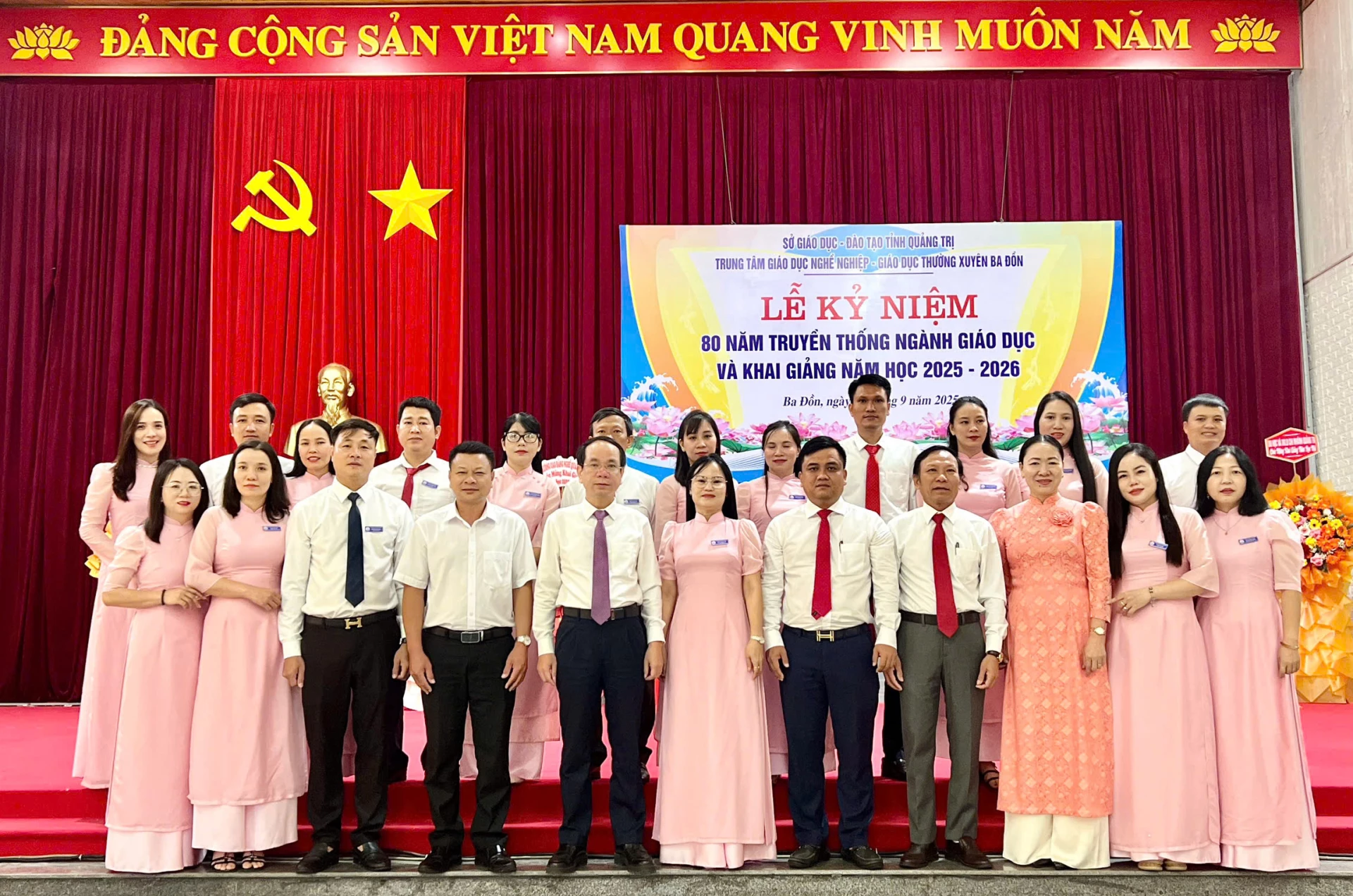 Các đại biểu chụp ảnh lưu niệm cùng tập thể cán bộ, giáo viên, nhân viên Trung tâm - Ảnh: M.N 
