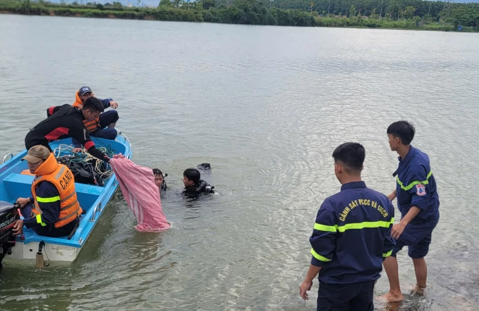 Tìm thấy thi thể nam thanh niên đuối nước ở cầu Bạch Đằng