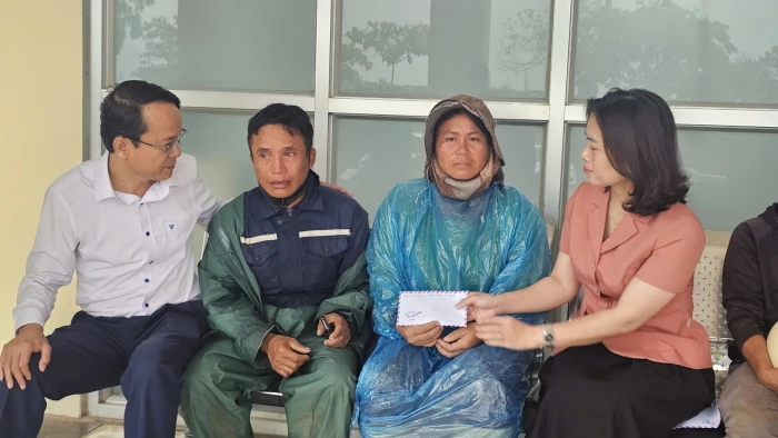 Kịp thời thăm hỏi gia đình có người thương vong do ô tô tải lao vào chợ Tân Long