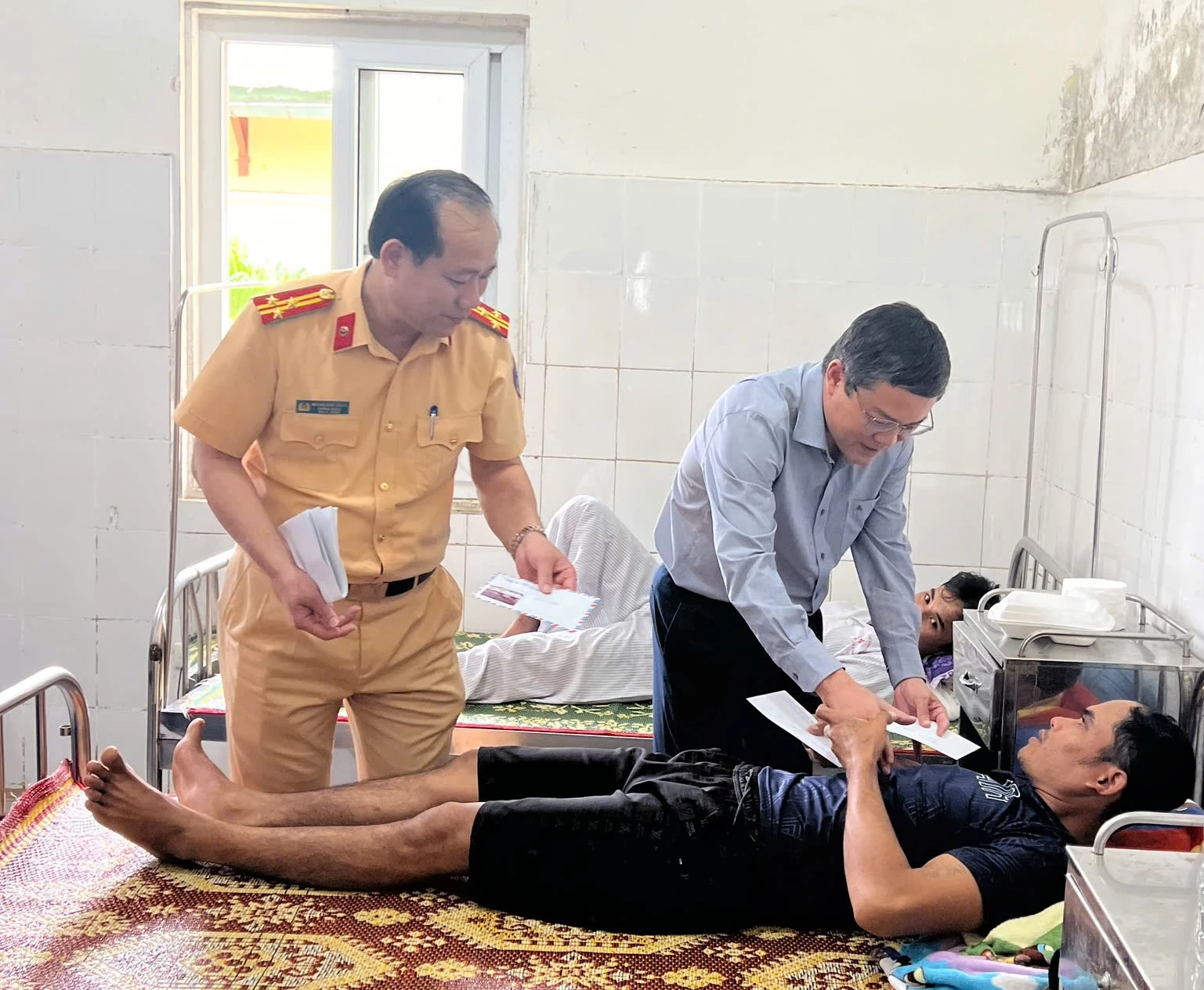 Lãnh đạo tỉnh, Phòng CSGT Công an tỉnh thăm hỏi, hỗ trợ nạn nhân vụ tai nạn nghiêm trọng - Ảnh: L.T