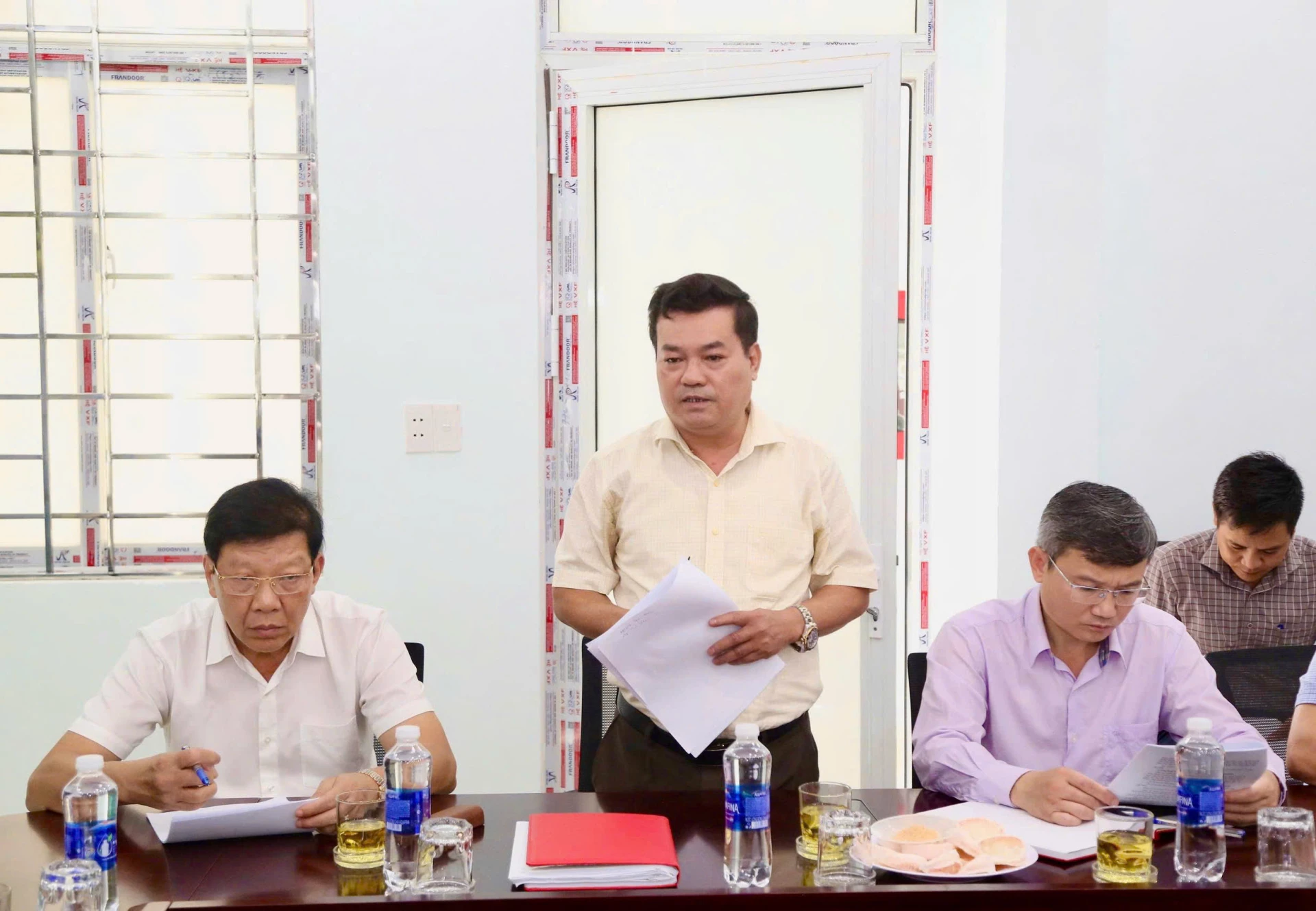 Đại diện Trung tâm Y tế khu vực Tuyên Hóa báo cáo tình hình thực hiện công tác khám chữa bệnh và chăm sóc sức khỏe Nhân dân - Ảnh: M.Đ