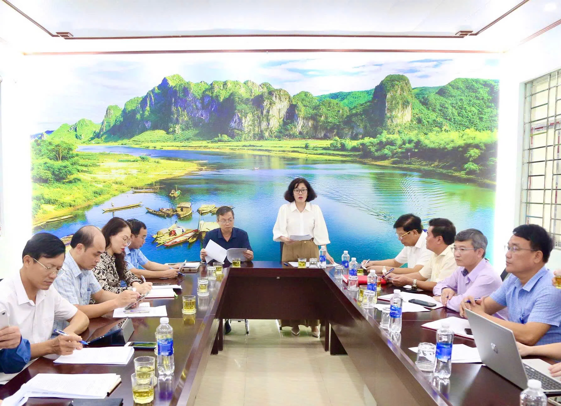 Quang cảnh buổi khảo sát hoạt động khám, chữa bệnh và chăm sóc sức khỏe Nhân dân tại Trung tâm Y tế khu vực Tuyên Hóa - Ảnh: M.Đ