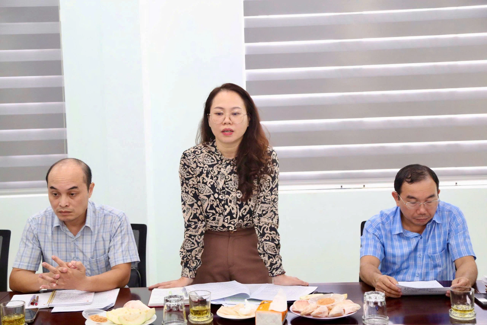 Đại diện Ban Văn hóa-Xã hội HĐND tỉnh thông tin và chia sẻ với trung tâm về những khó khăn của đội ngũ y tế thôn bản - Ảnh: M.Đ