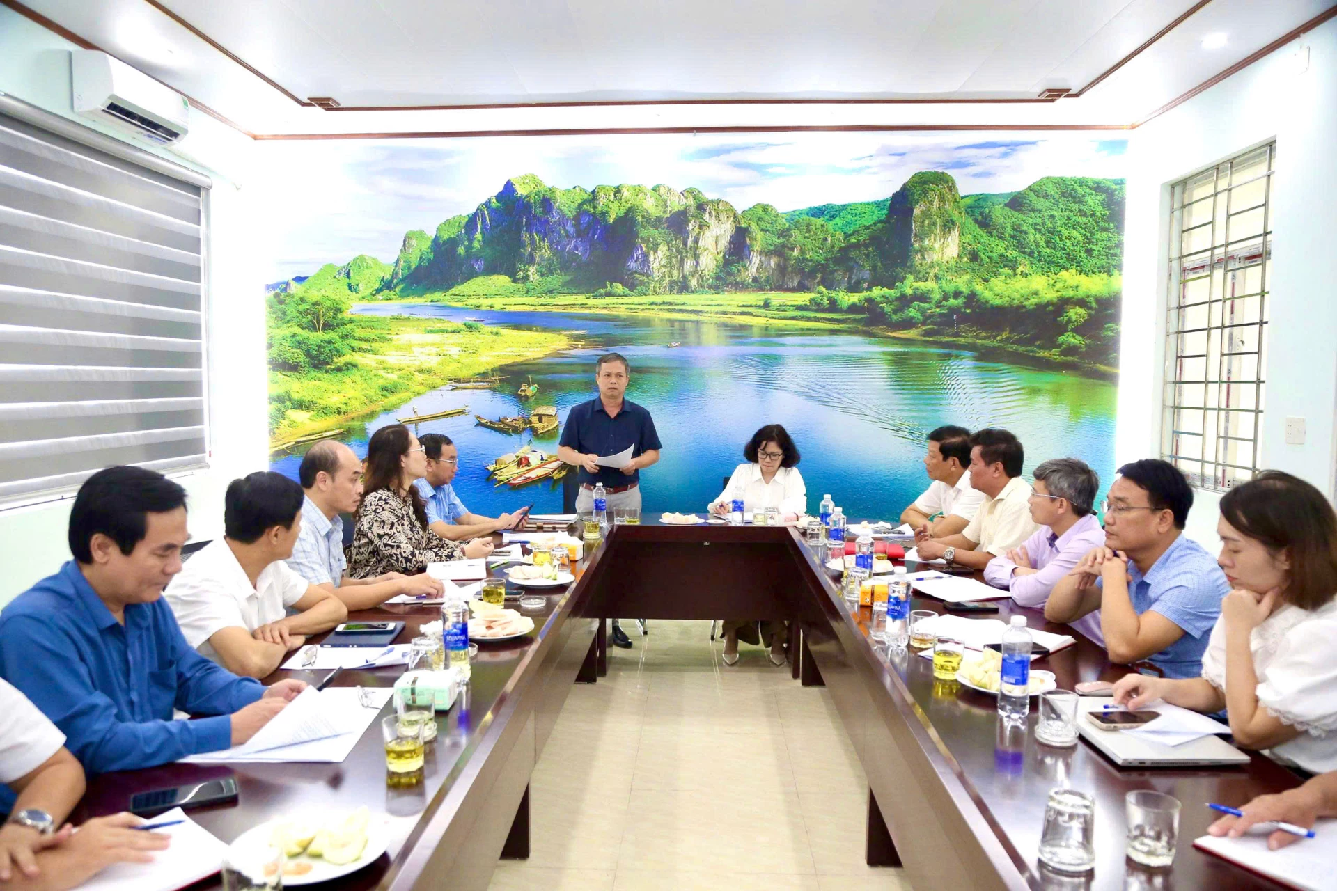 Phó Chủ tịch HĐND tỉnh Nguyễn Trần Huy phát biểu tại buổi khảo sát hoạt động khám, chữa bệnh và chăm sóc sức khỏe Nhân dân ở Trung tâm Y tế khu vực Tuyên Hóa - Ảnh: M.Đ
