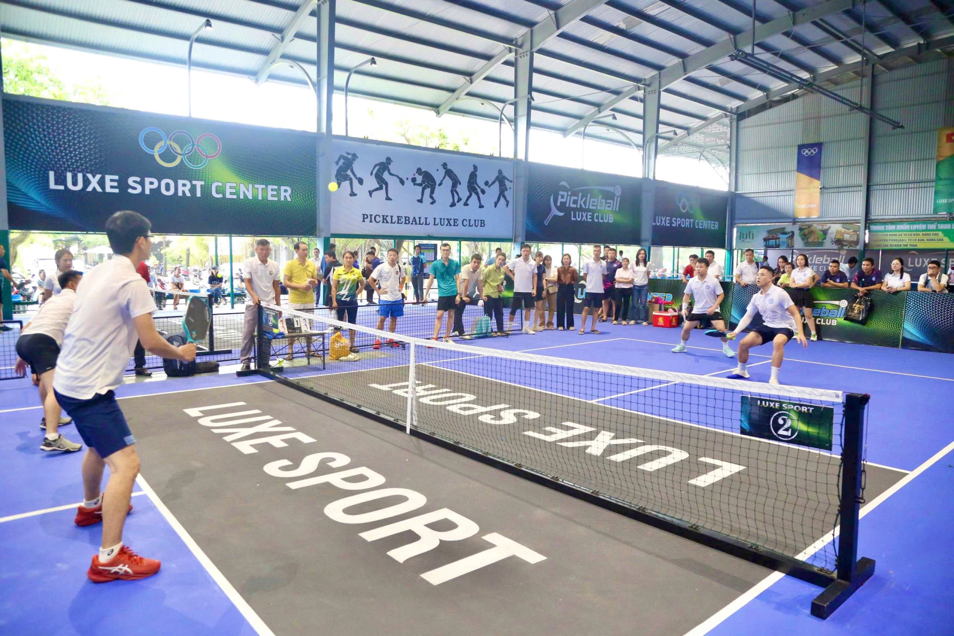 Các VĐV tranh tài sôi nổi ở môn pickleball - Ảnh: M.Đ