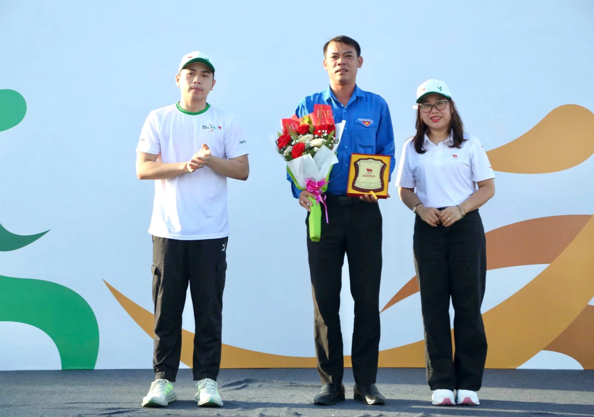 Ủy ban Olympic Việt Nam, Công ty Herbalife Việt Nam trao kỷ niệm chương và hoa cho đại diện tỉnh Quảng Trị - Ảnh: M.Đ