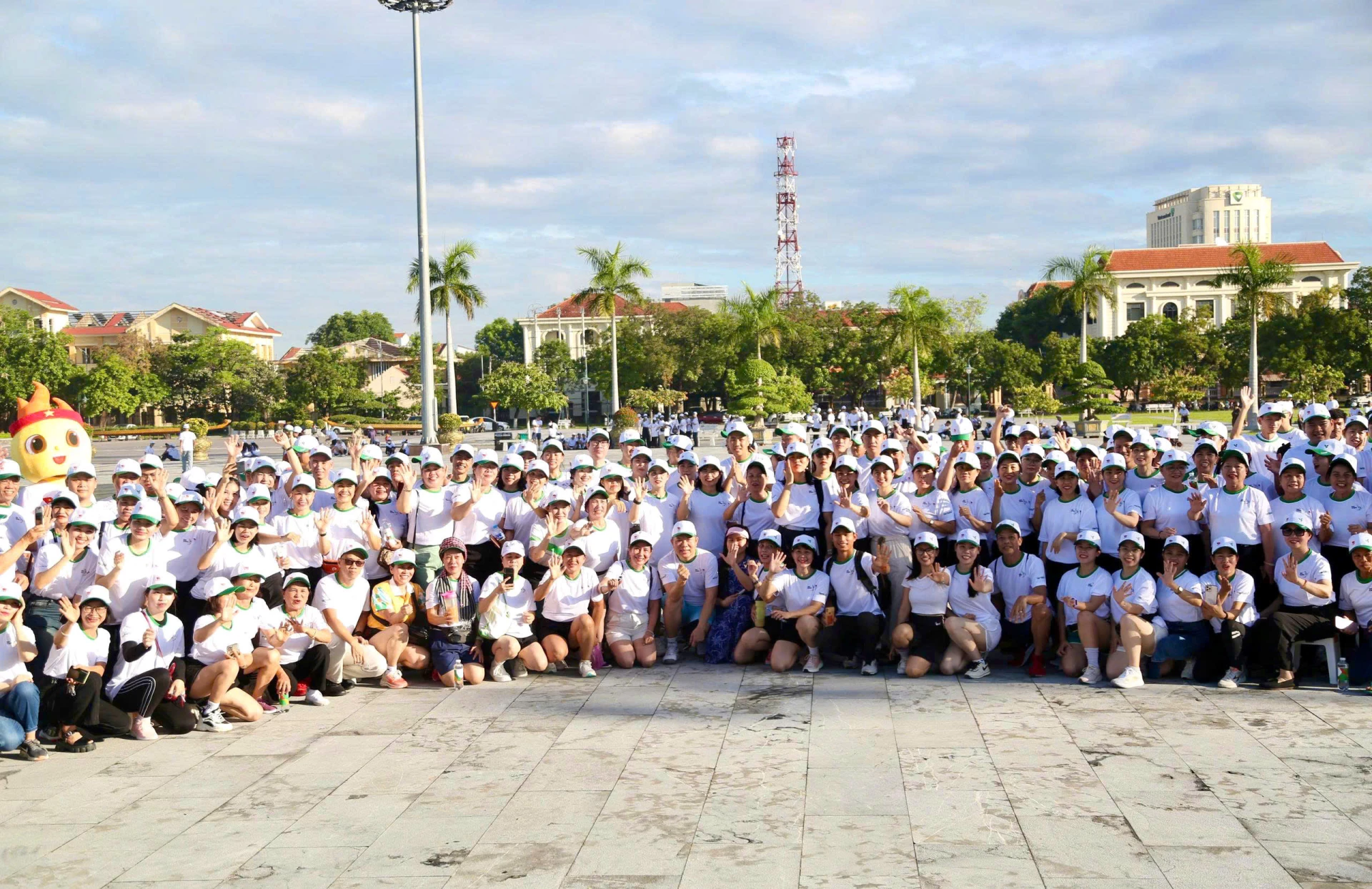 Đoàn viên thanh niên và các thành viên Công ty TNHH Herbalife Việt Nam hào hứng tham gia chương trình - Ảnh: M.Đ