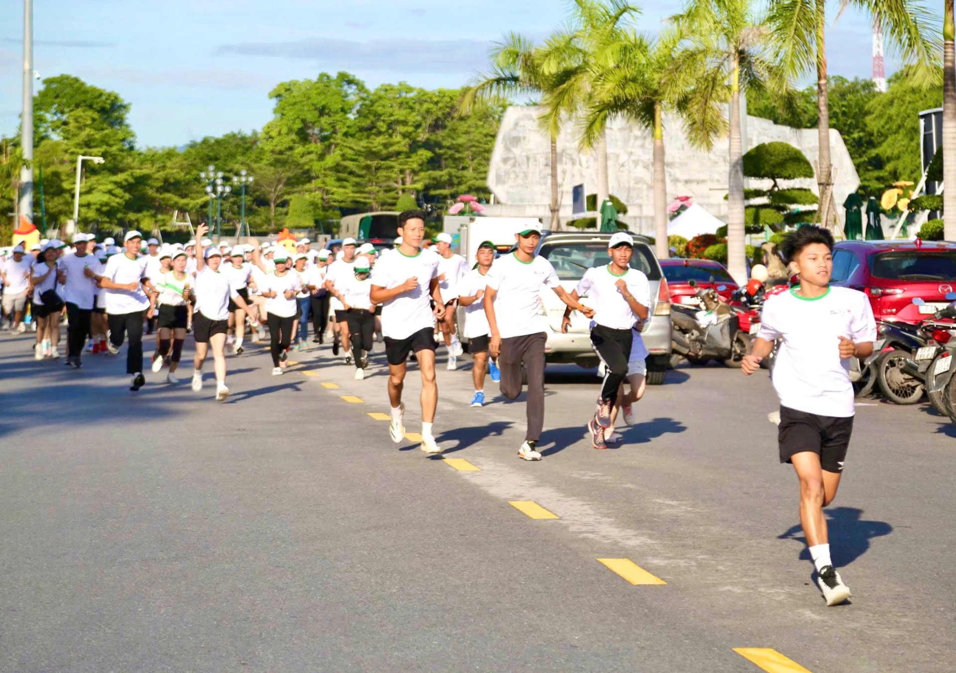 Đoàn viên thanh niên và các thành viên Công ty TNHH Herbalife Việt Nam tham gia chạy bộ tại Quảng trường Hồ Chí Minh - Ảnh: M.Đ