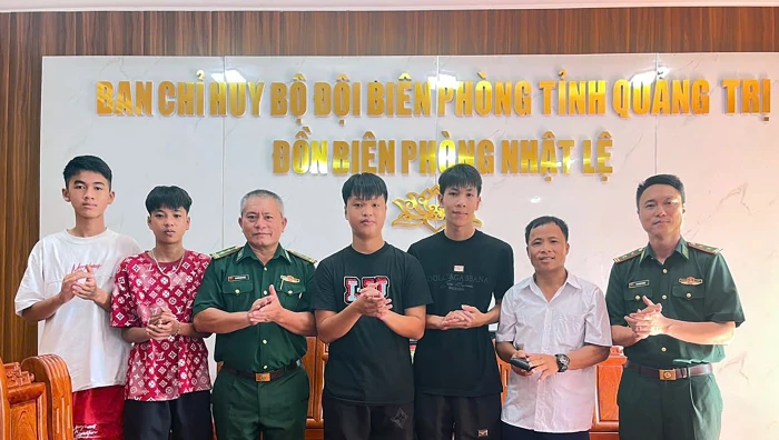  Đồn Biên phòng Nhật Lệ trao trả tài sản cho người dân