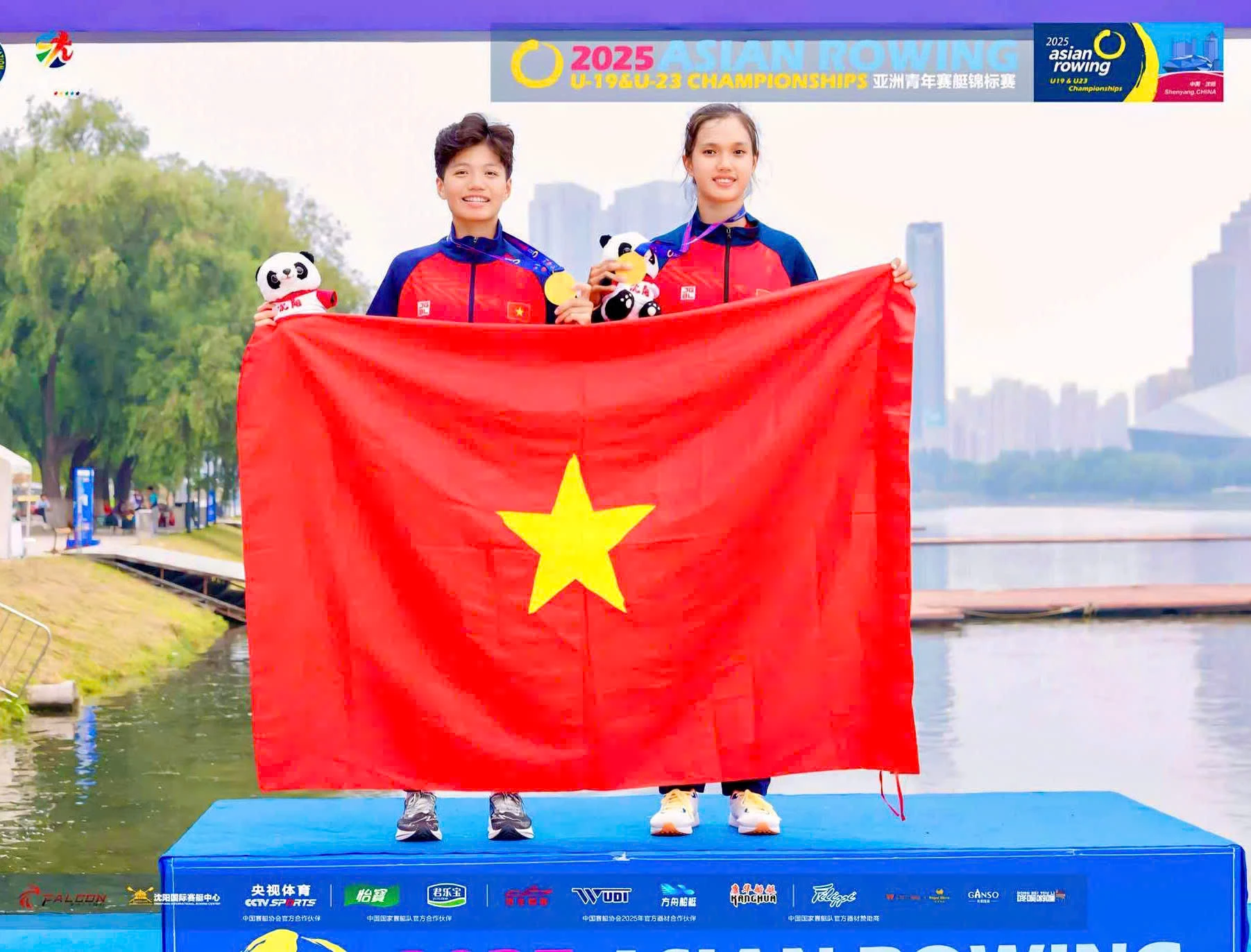 Tuyển thủ Rowing Việt Nam Hà Ngọc Linh Nhi (bên trái) trong niềm vui chiến thắng tại giải vô địch Rowing trẻ U19 & U23 châu Á - Ảnh: NVCC