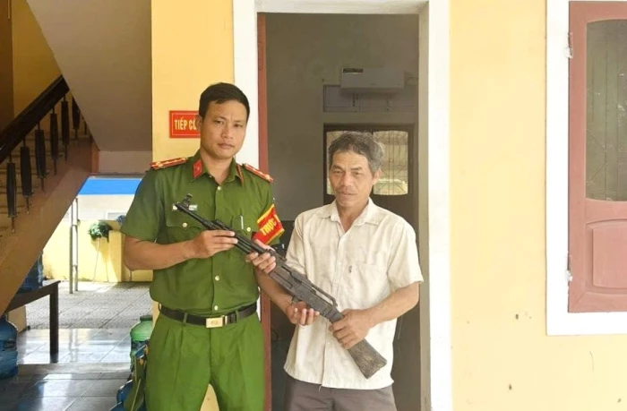 Người dân xã Hiếu Giang giao nộp súng quân dụng tìm thấy khi làm đồng