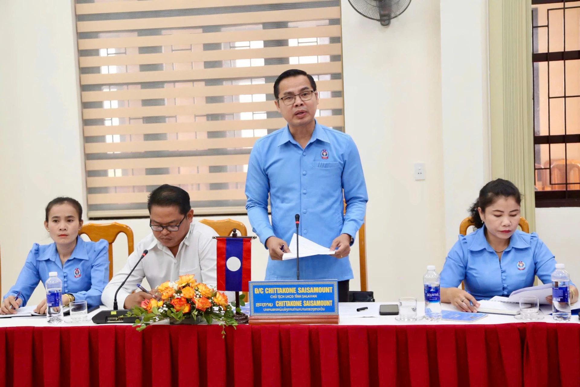 Lãnh đạo Liên hiệp Công đoàn tỉnh Salavan thông báo khái quát tình hình hoạt động của công đoàn tỉnh Salavan - Ảnh: M.Đ