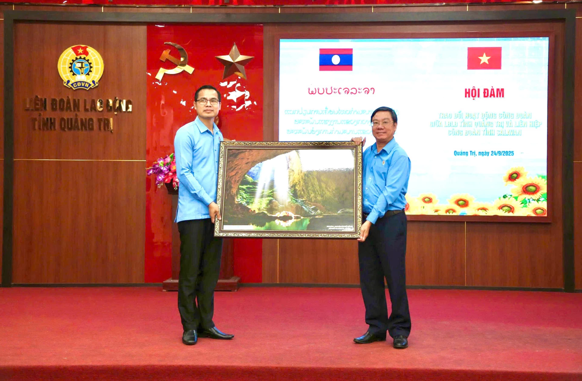 Lãnh đạo LĐLĐ tỉnh Quảng Trị tặng quà cho Liên hiệp Công đoàn tỉnh Salavan - Ảnh: M.Đ

