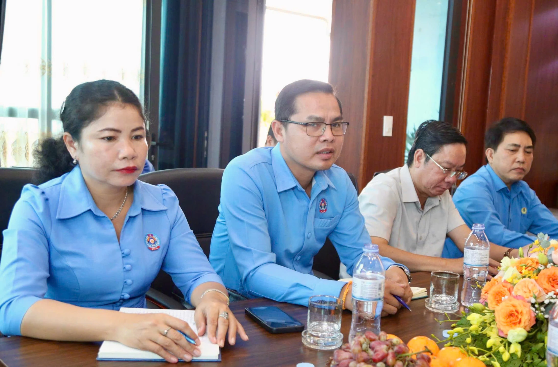 Chủ tịch Liên hiệp Công đoàn tỉnh Salavan Saisamout Chittakone đánh giá cao những kết quả đạt được của công ty trong hoạt động kinh doanh - Ảnh: M.Đ
