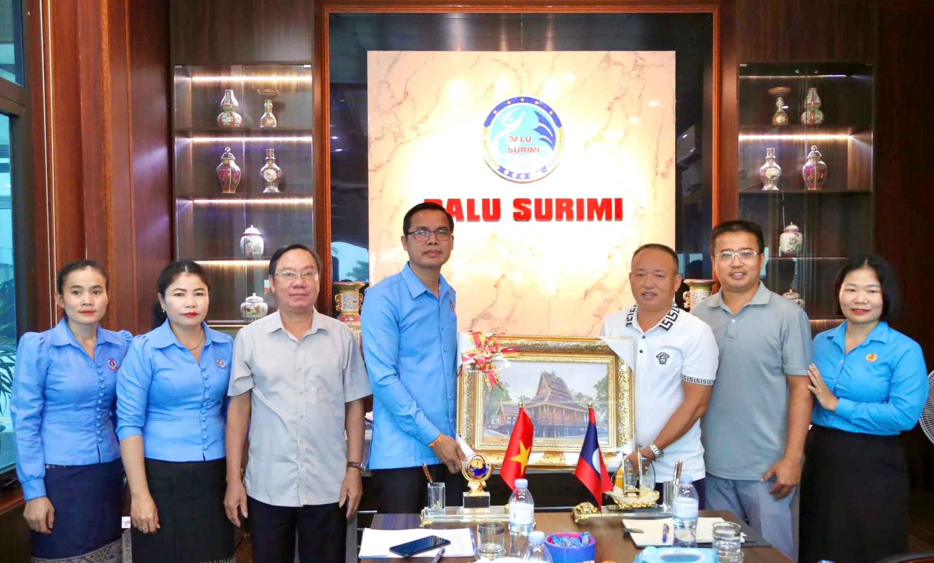 Lãnh đạo Liên hiệp Công đoàn tỉnh Salavan tặng quà lưu niệm cho Công ty cổ phần thủy sản Sông Gianh - Ảnh: M.Đ