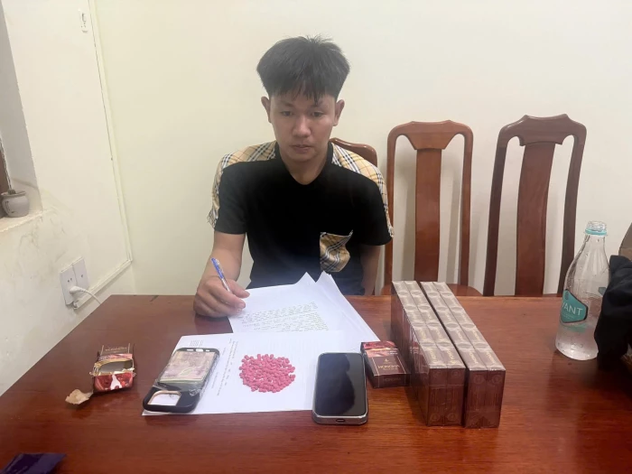Bắt giữ đối tượng vận chuyển 194 viên hồng phiến