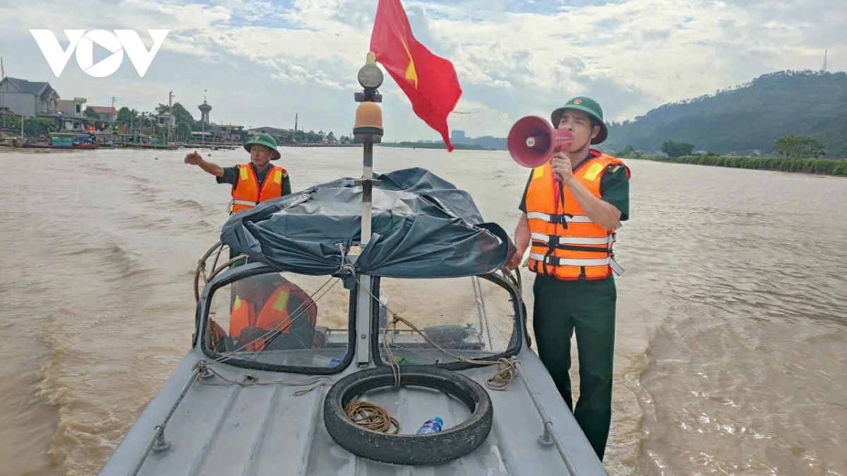 Thủ tướng yêu cầu khẩn trương khắc phục hậu quả bão số 10 và mưa lũ