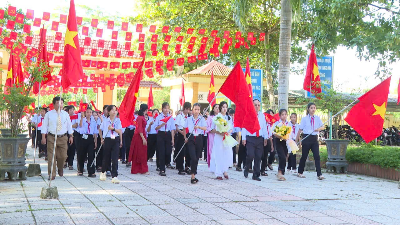 Trường đón chào học sinh dự lễ khai igảng năm học mới - Ảnh: VA