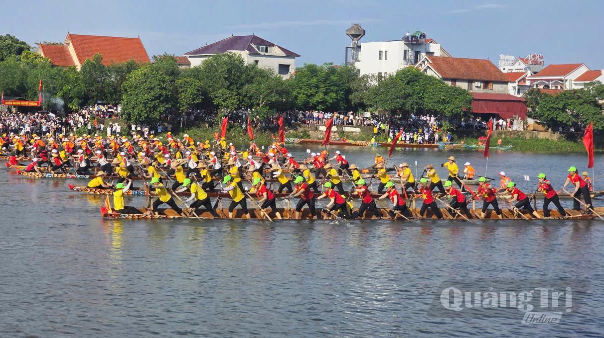 Thuyền đua Tuy Lộc về đích đầu tiên nội dung đua nữ
