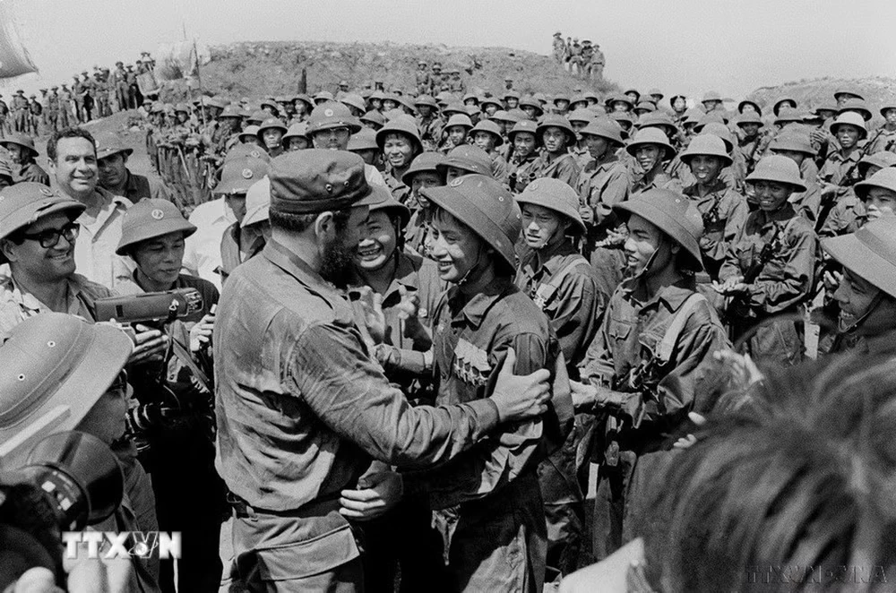 Tổng tư lệnh Fidel Castro-Vị nguyên thủ nước ngoài đầu tiên và duy nhất trên thế giới đến thăm vùng giải phóng ở Quảng Trị năm 1973. Trong ảnh: Bí thư Thứ nhất Đảng Cộng sản Cuba, Thủ tướng Chính phủ Cách mạng Cuba Fidel Castro gặp gỡ các chiến sĩ Đoàn Khe Sanh, Quân giải phóng Trị Thiên-Huế, tại cao điểm 241 Tân Lâm. (9/1973). (Ảnh: TTXVN)