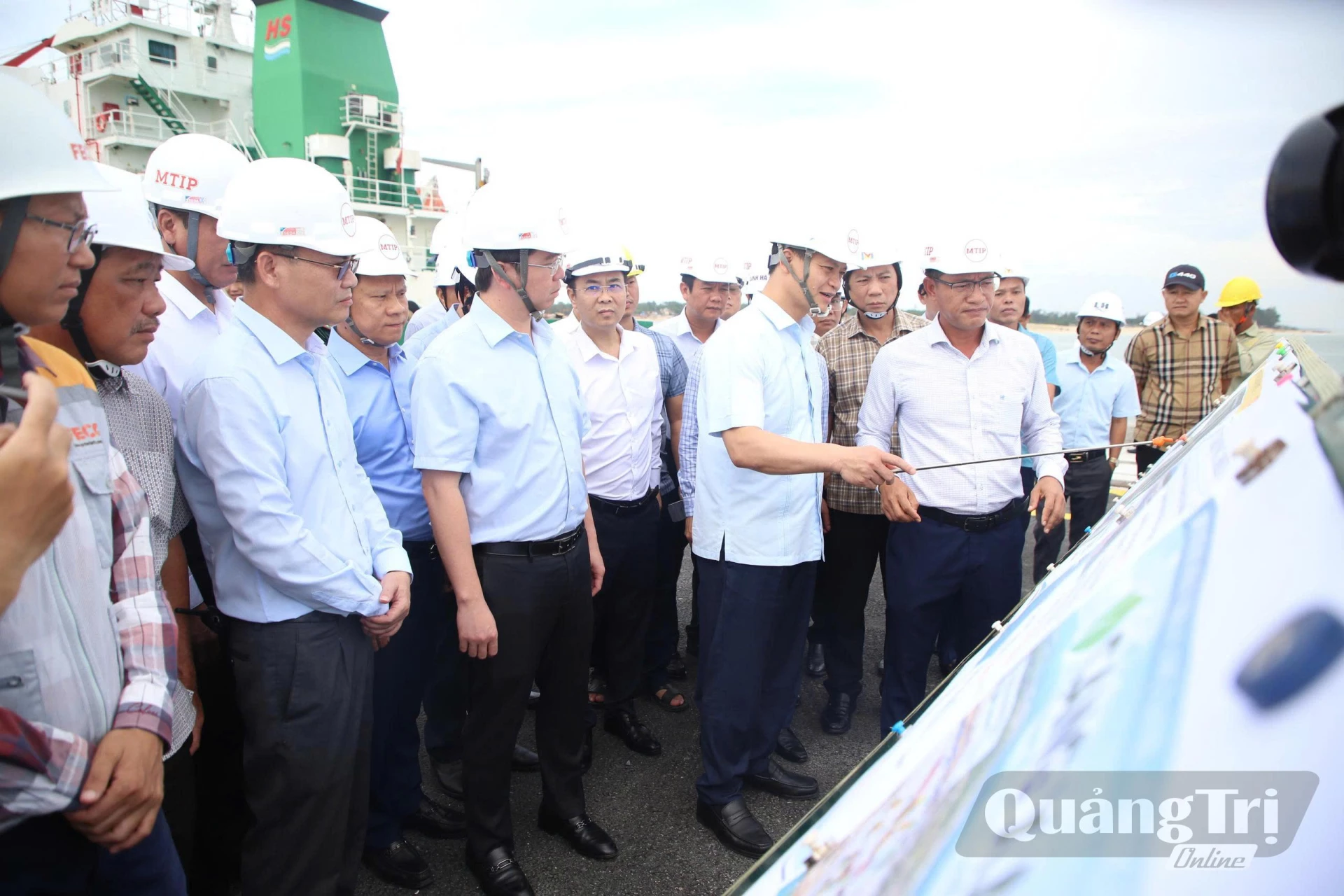 Đồng chí Vương Quốc Tuấn, Ủy viên Trung ương Đảng, Bí thư Tỉnh ủy và đoàn công tác kiểm tra tiến độ dự án Đầu tư xây dựng Khu bến cảng quốc tế Mỹ Thủy - Ảnh: X.H