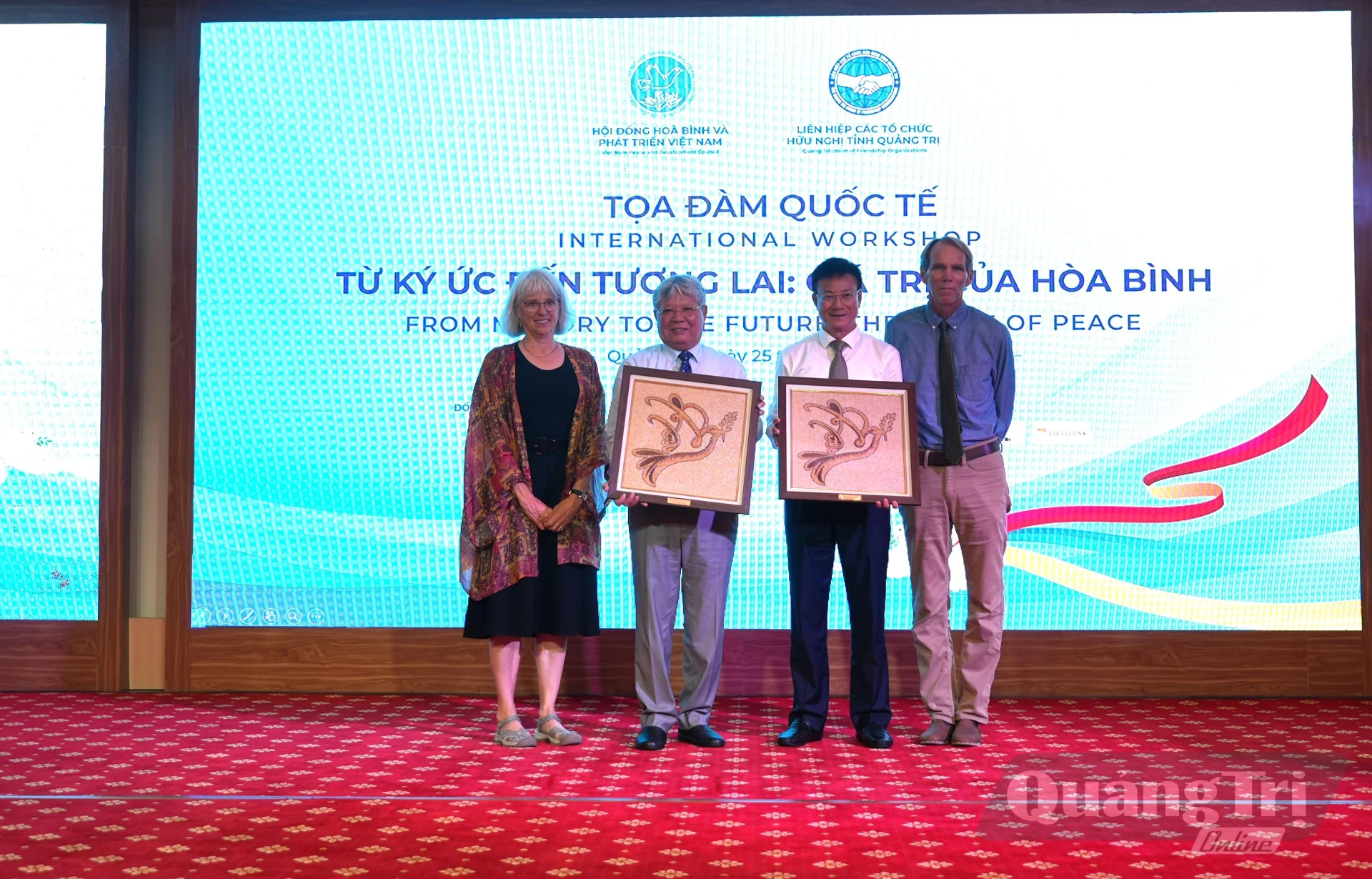 Đại diện tổ chức Medical Outreach of America tặng quà cho Liên hiệp các tổ chức hữu nghị tỉnh, Hội đồng Hoà Bình và Phát triển Việt Nam - Ảnh: T.Đ