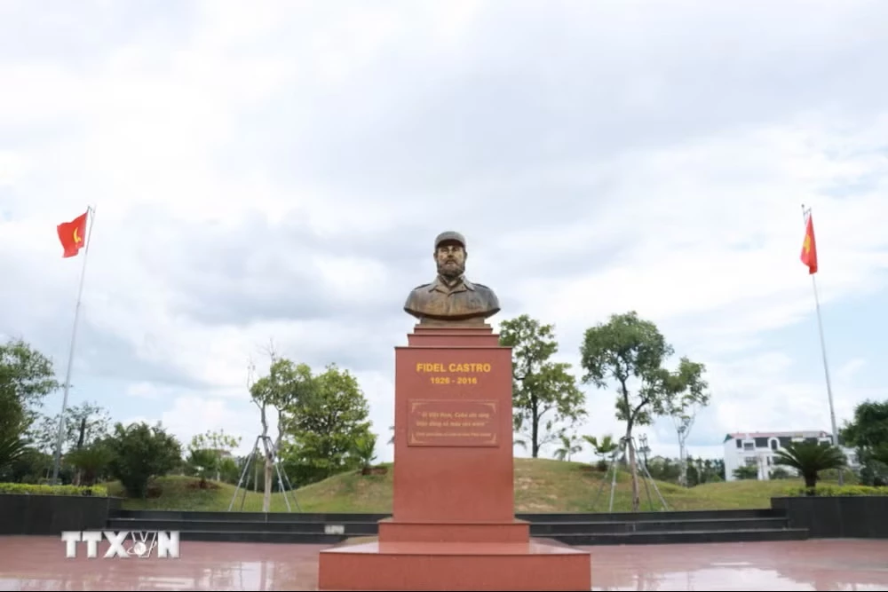 Tượng lãnh tụ Cuba Fidel Castro được đặt ở vị trí trung tâm của Công viên Fidel, phường Đông Hà, tỉnh Quảng Trị. (Ảnh: Tường Vi/TTXVN)