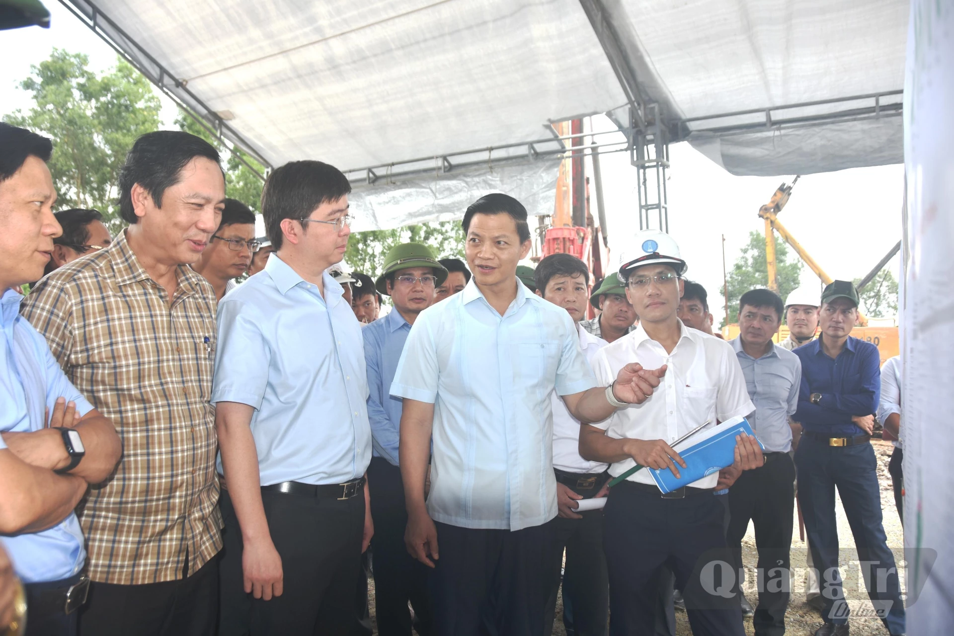Đồng chí Vương Quốc Tuấn, Bí thư Tỉnh ủy nghe nhà đầu tư, đơn vị thi công Đồng chí Vương Quốc Tuấn, Bí thư Tỉnh ủy trao tặng quà đơn vị thi Dự án Quốc lộ 15D đoạn từ Cảng Mỹ Thủy đến cao tốc Cam Lộ - La Sơn - Ảnh: Đ.V