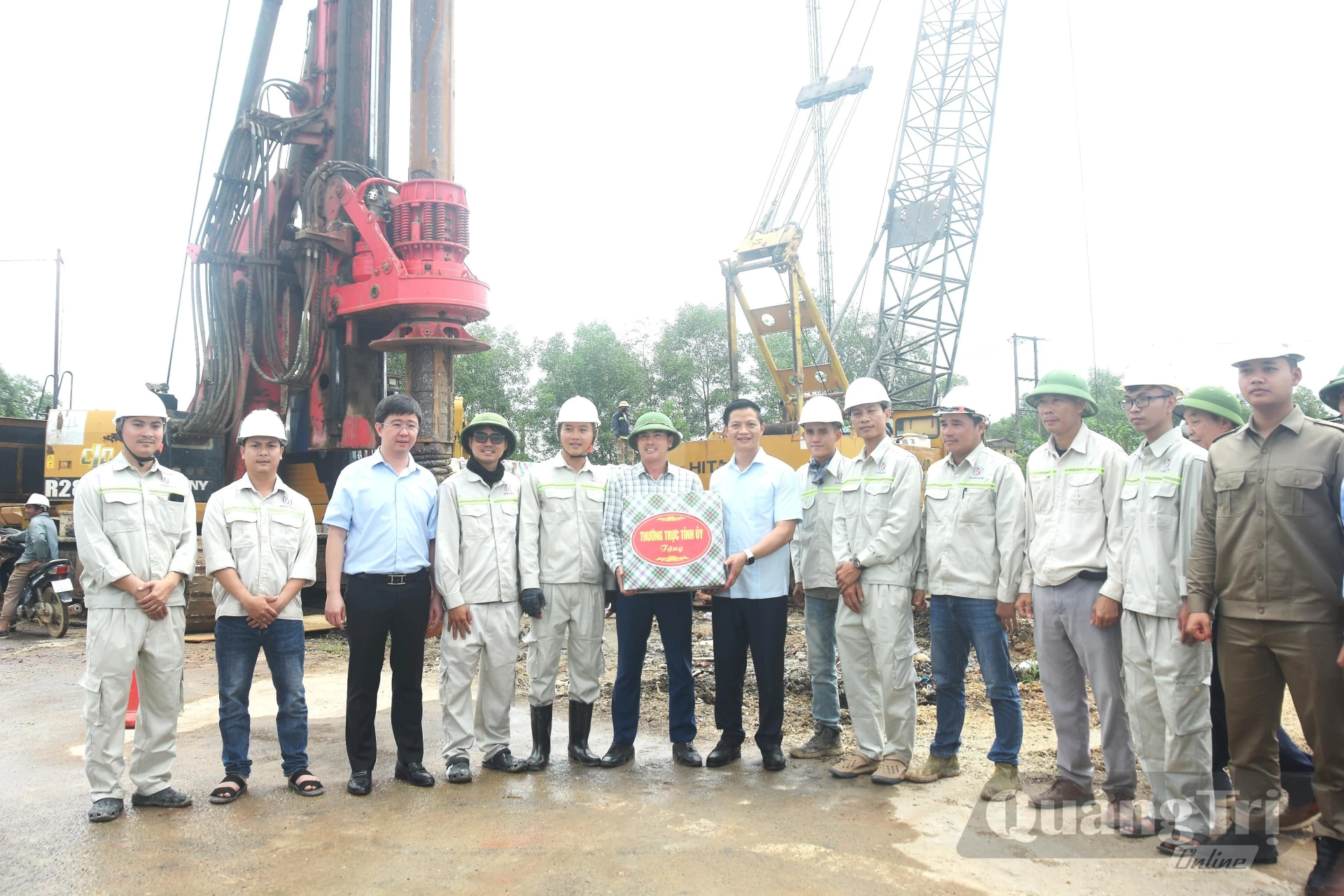 Đồng chí Vương Quốc Tuấn, Bí thư Tỉnh ủy trao quà đơn vị thi công Dự án Quốc lộ 15D đoạn từ Cảng Mỹ Thủy đến cao tốc Cam Lộ - La Sơn - Ảnh: Đ.V