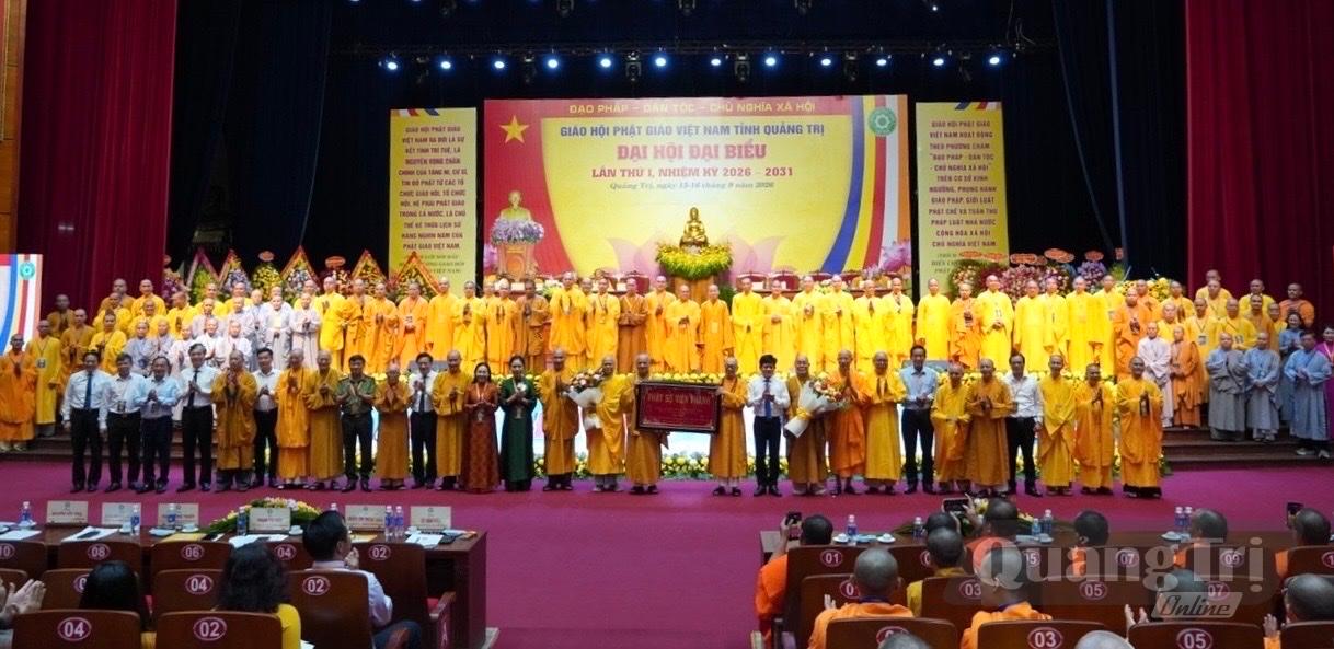 Các đồng chí lãnh đạo tỉnh tặng hoa chúc mừng Ban trị sự Giáo hội Phật giáo Việt Nam tỉnh, nhiệm kỳ 2026 -2031 - Ảnh: N.L