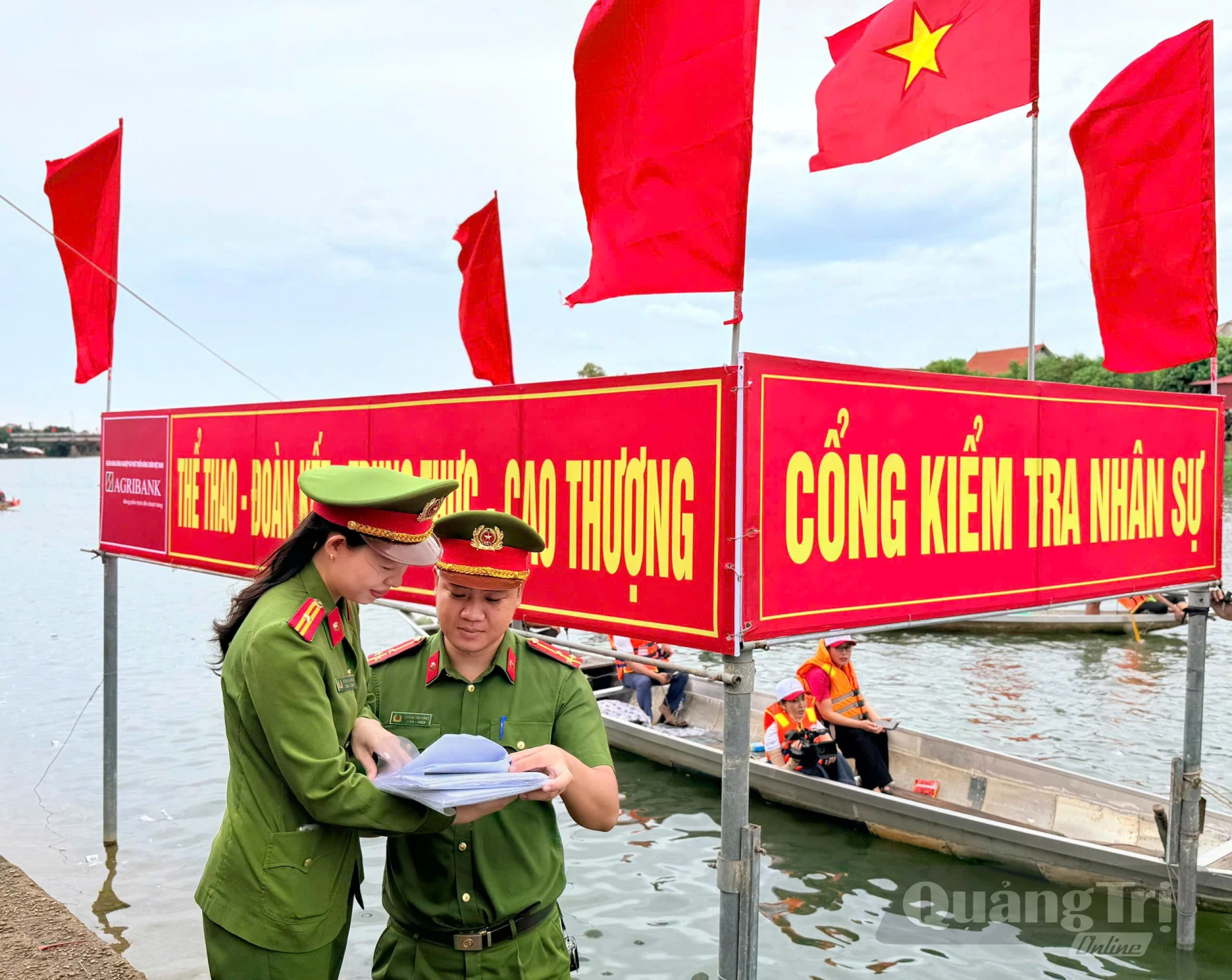 Công an xã Lệ Thủy phân công lực lượng bám sát từng địa bàn, từng vị trí trọng điểm - Ảnh: H.C