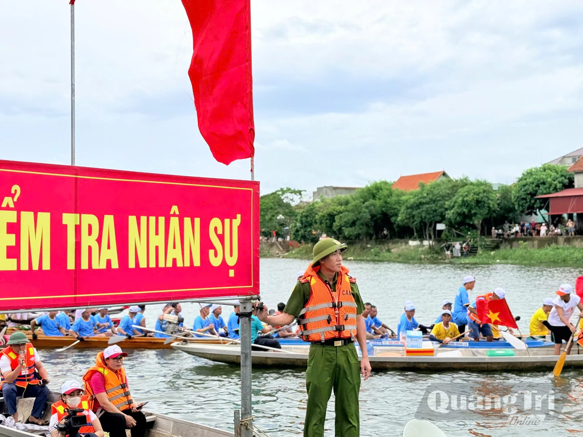 Công an xã Lệ Thủy phân công lực lượng bám sát từng địa bàn, từng vị trí trọng điểm - Ảnh: H.C