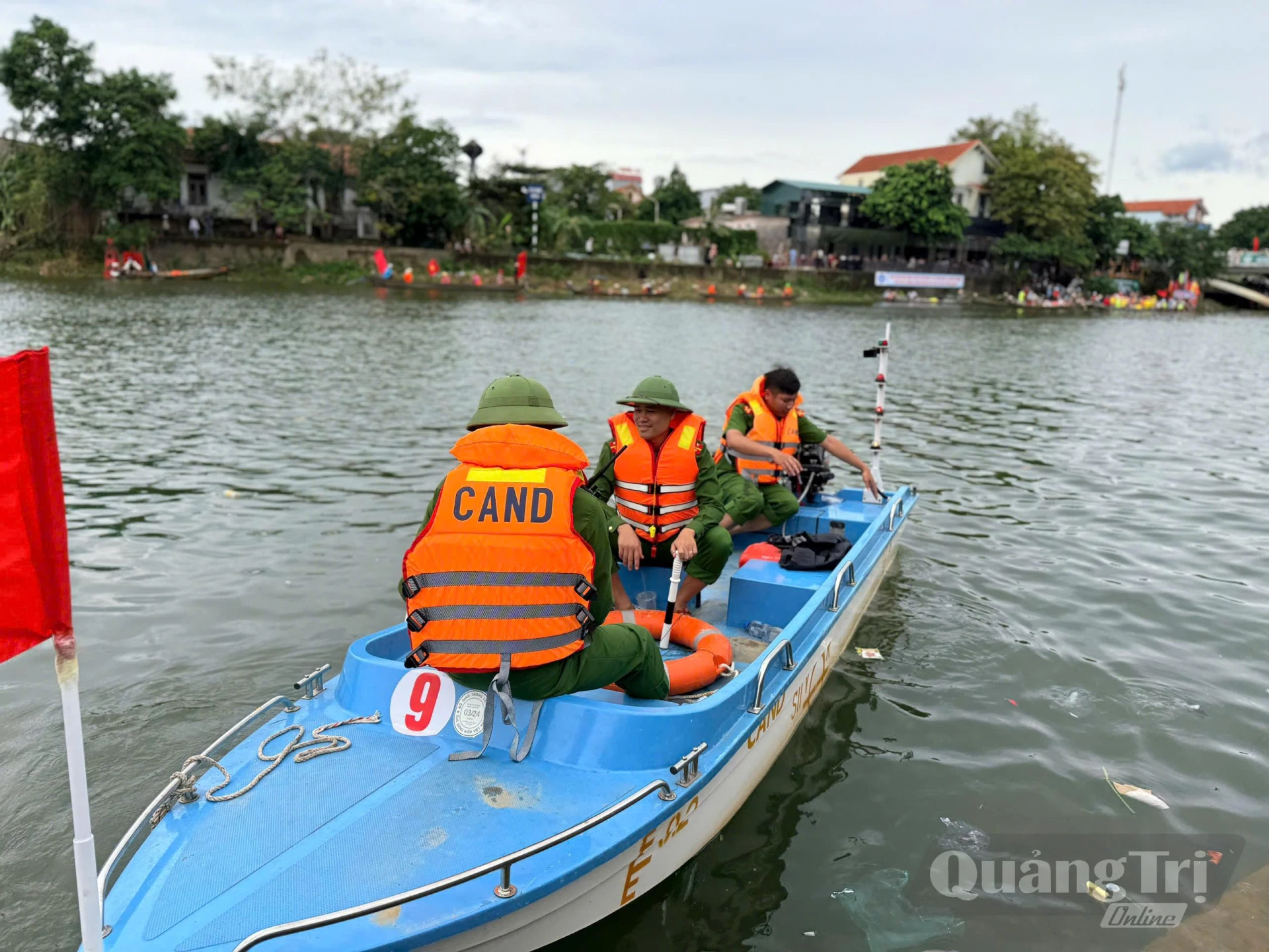  Lực lượng Công an xã Lệ Thủy tăng cường tuần tra, kiểm soát trên sông Kiến Giang - Ảnh: H.C