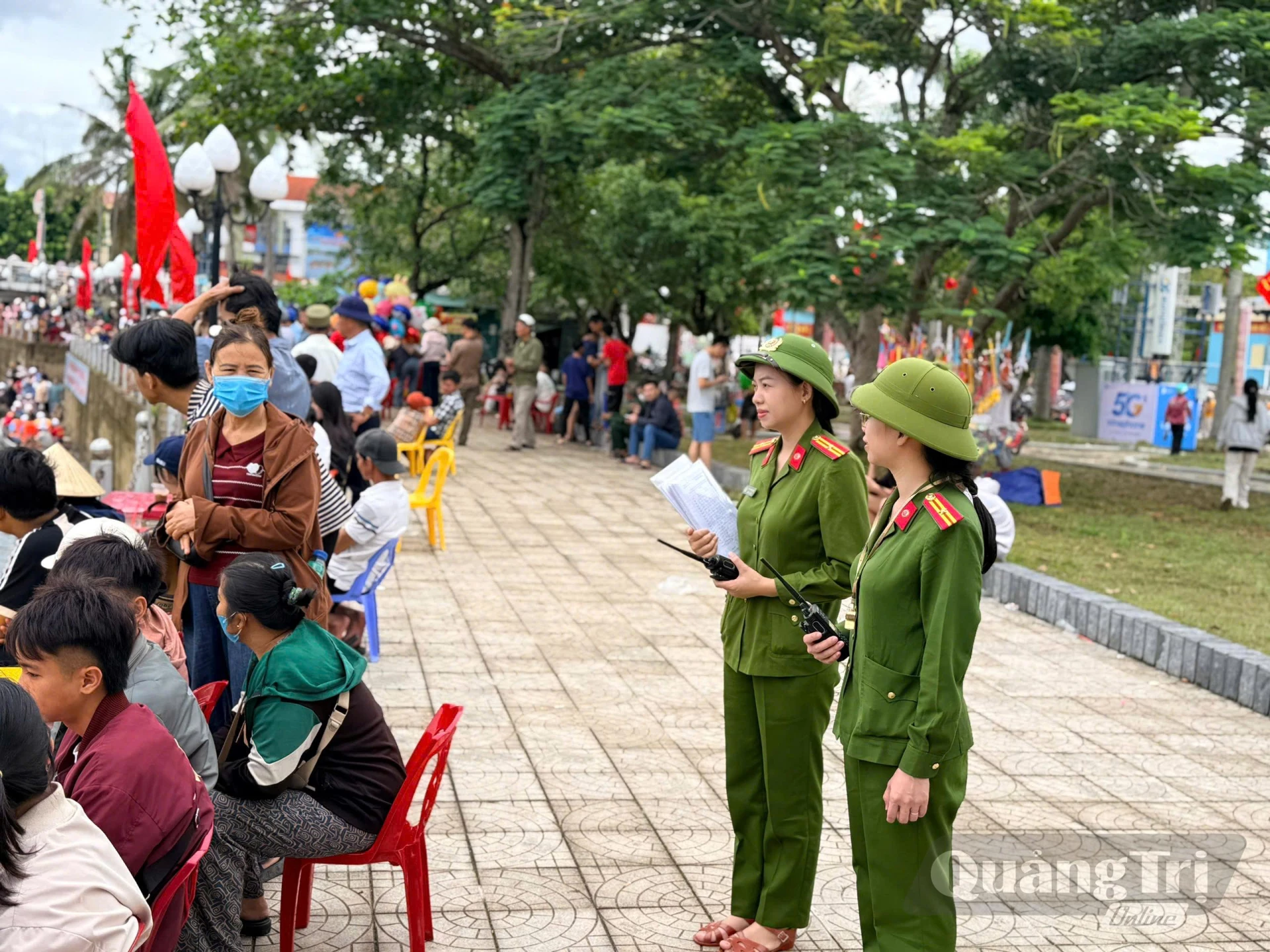  Cán bộ, chiến sĩ Công an xã Lệ Thủy thực hiện nhiệm nhiệm vụ tại các điểm bảo vệ hai bên bờ sông Kiến Giang - Ảnh: H.C