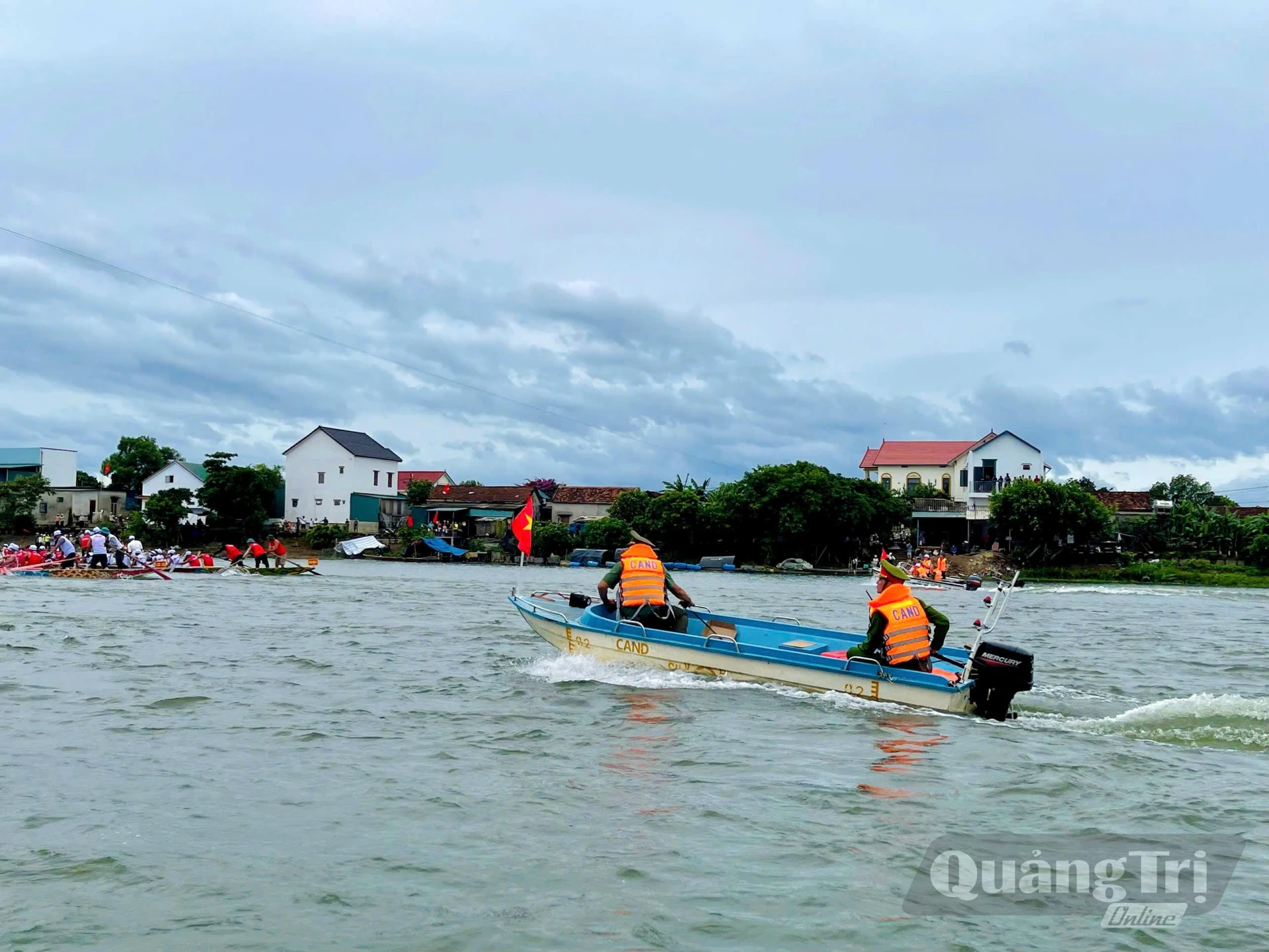 Lực lượng Công an xã Lệ Thủy tăng cường tuần tra, kiểm soát trên sông Kiến Giang - Ảnh: H.C