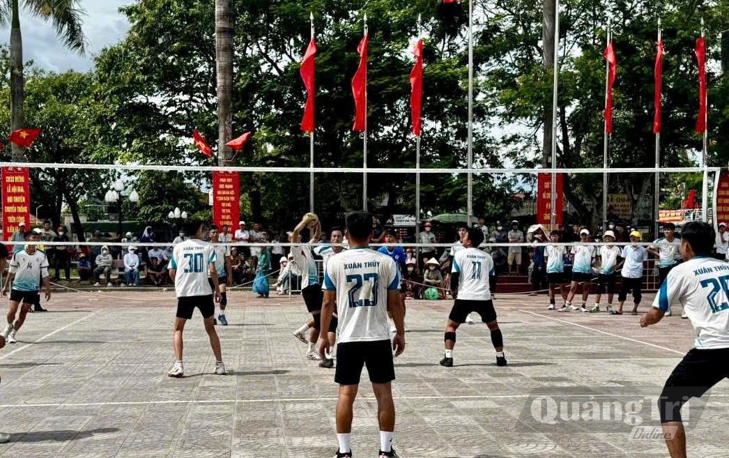 Một trận đấu kịch tính ở nội dung bóng chuyền nam - Ảnh: H.C
