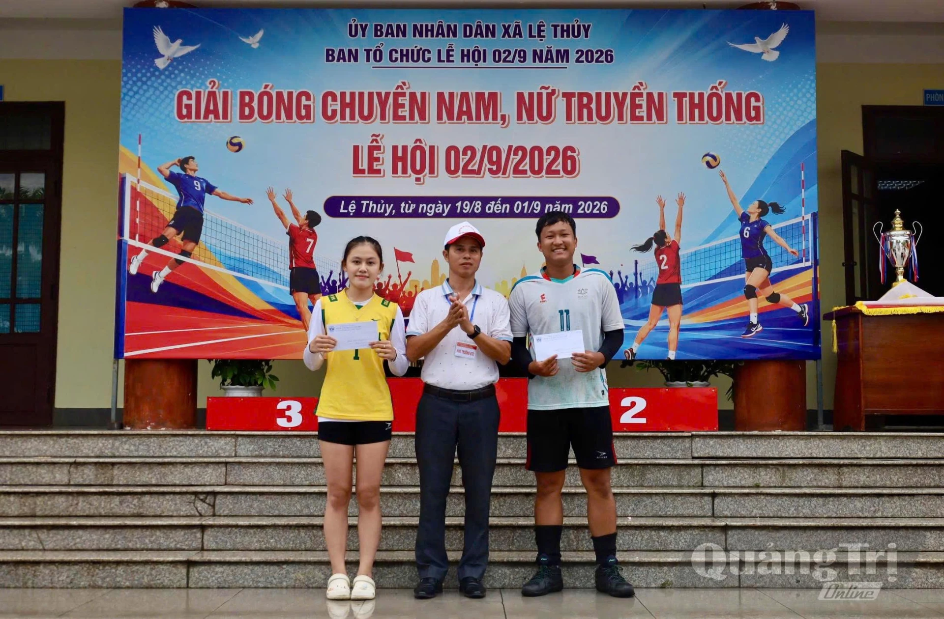 Trao thưởng cho 2 cầu thủ chuyền 2 xuất sắc - Ảnh: H.C