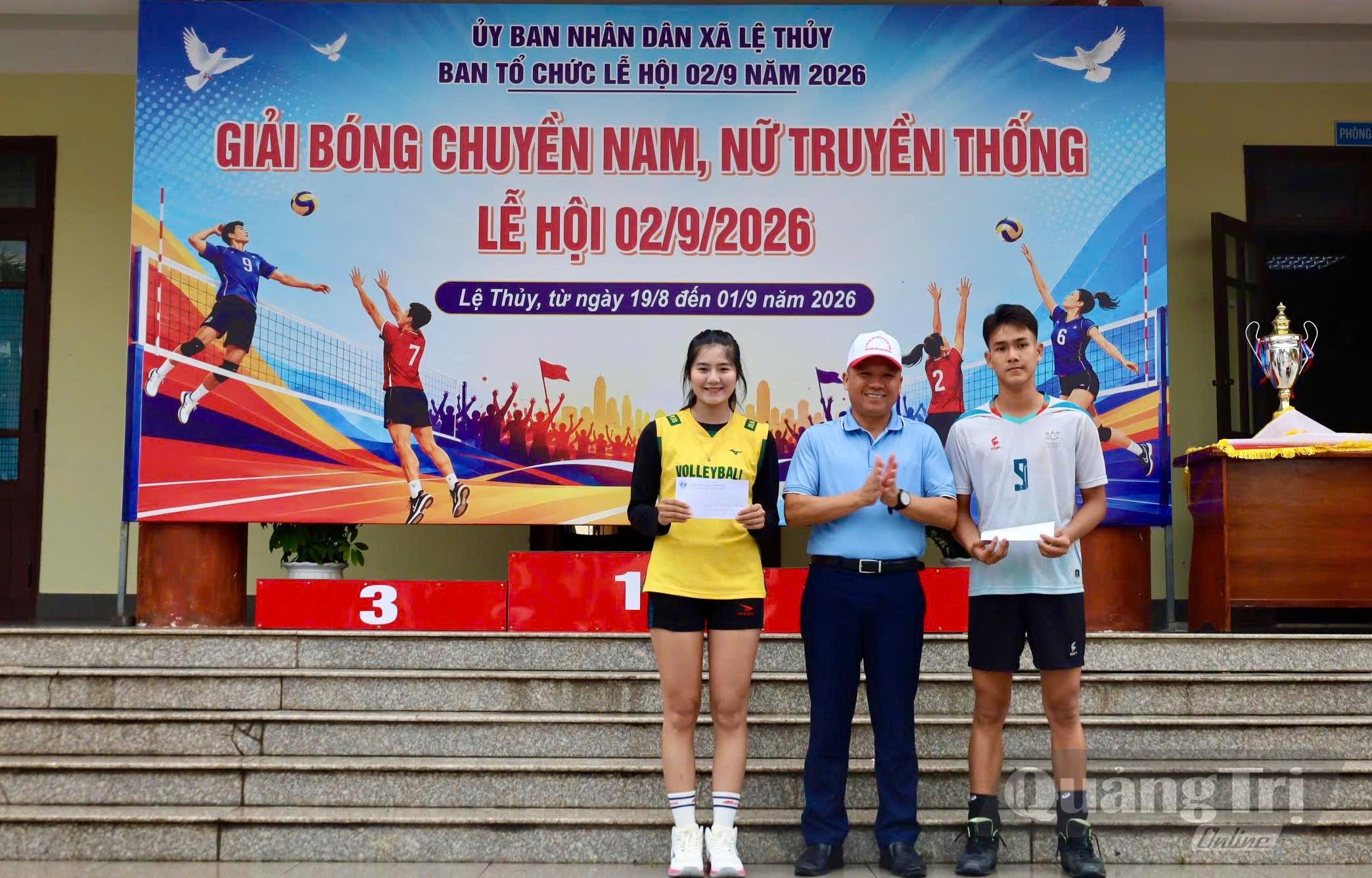  Trao thưởng cho 2 cầu thủ xuất sắc - Ảnh: H.C