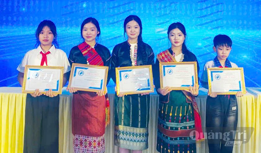 Nhóm học sinh Trường phổ thông nội trú TH-THCS Dân Hóa giành giải ba tại Cuộc thi Sáng tạo trẻ tỉnh Quảng Trị năm 2026 - Ảnh: M.H