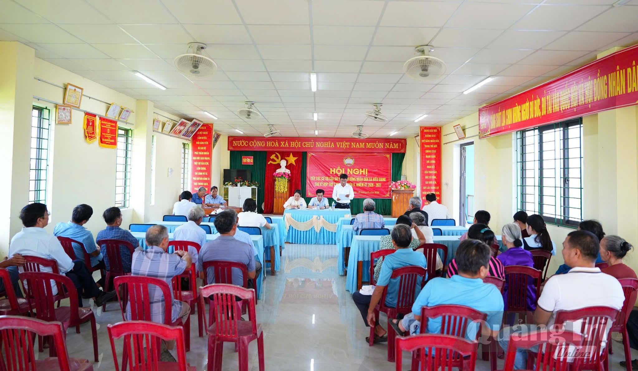 Đại biểu HĐND xã Hiếu Giang tiếp xúc cử tri - Ảnh: P.X.D