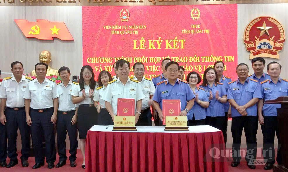 Ký kết chương trình phối hợp giữa Viện kiểm sát nhân dân tỉnh và Thuế tỉnh - Ảnh: H.Đ