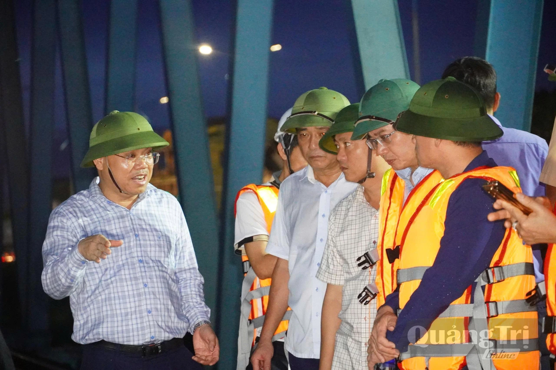 Đồng chí Lê Đức Tiến, Phó Chủ tịch UBND tỉnh chỉ đạo khắc phục mắc kẹt xà lan tại cầu sắt Mỹ Chánh xã Nam Hải Lăng - Ảnh: Mỹ Nhị