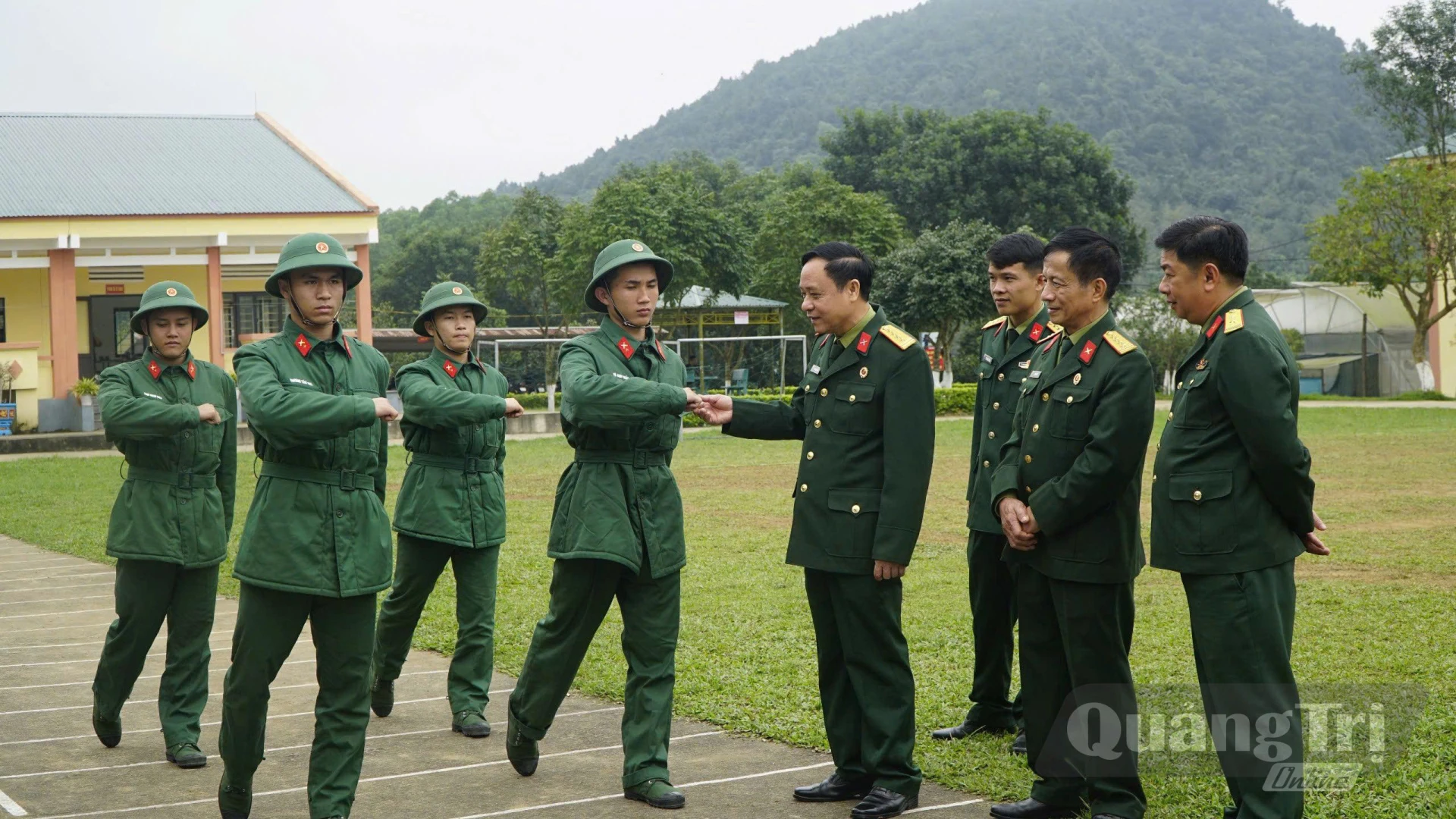 Cựu chiến binh góp phần giáo dục truyền thống cho thế hệ trẻ - Ảnh: M.H