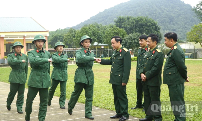 Mẫu mực giữa đời thường
