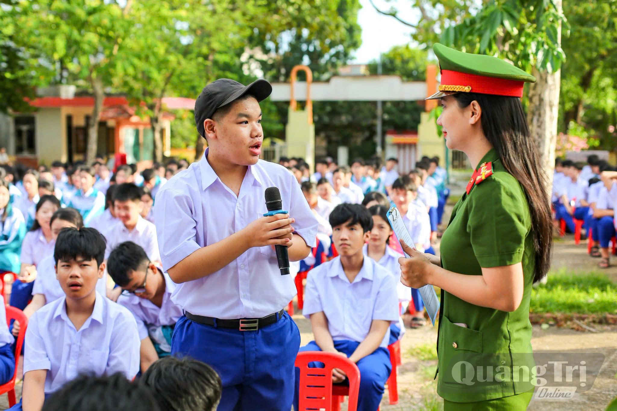 Lực lượng Công an tích cực phối hợp với các nhà trường tuyên truyền về ứng xử an toàn trên không gian mạng cho thanh thiếu nhi - Ảnh: CTV