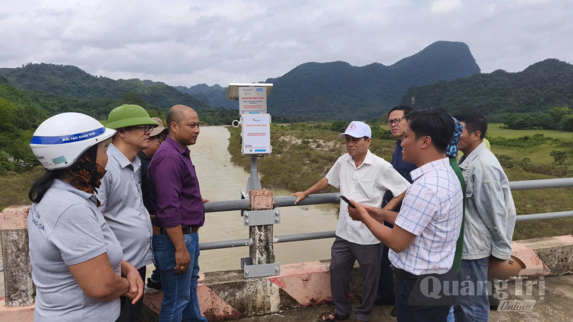 Các học viên được hướng dẫn sử dụng ứng dụng để theo dõi thông tin cảnh báo và dữ liệu quan trắc theo thời gian thực tại khu vực sông Long Đại, xã Trường Sơn, tỉnh Quảng Trị - Ảnh: Quang Ngọc.
