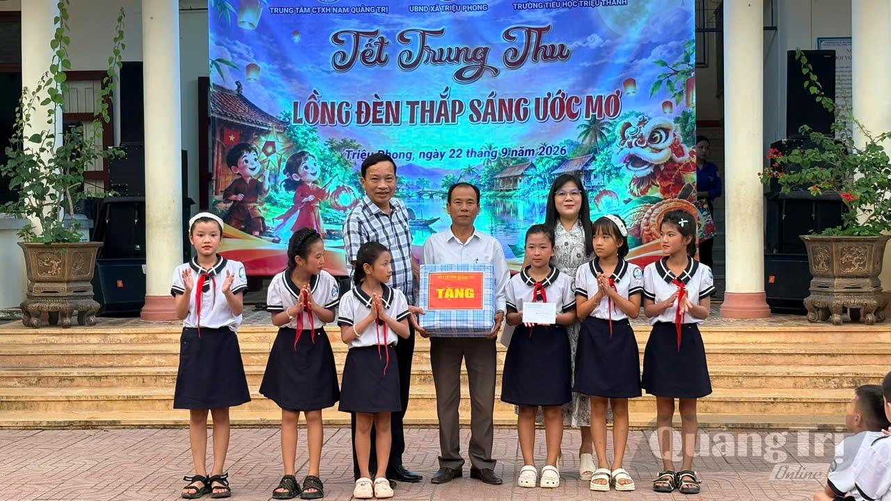 Đại diện lãnh đạo Sở Y tế trao quà trung thu cho trẻ em có hoàn cảnh khó khăn tại Trường tiểu học Triệu Thành, xã Triệu Phong-Ảnh: M.H